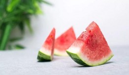 梦见和大伙分瓜吃,共享瓜果，共度欢乐时光