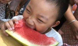 吃瓜必备姿势,轻松成为围观焦点！