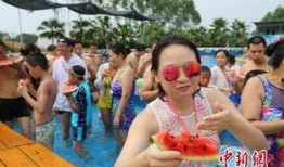 泳池吃瓜,夏日清凉一夏