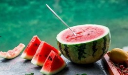 吃瓜自己吃少别人吃多,自己吃少，他人吃多，共享美味新风尚