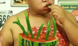 网恋奇葩男吃瓜,奇葩男吃瓜事件揭秘