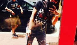 拄着拐棍吃瓜照片,一幕温馨的吃瓜瞬间