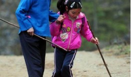 拄着拐棍吃瓜照片,一幕温馨的吃瓜瞬间