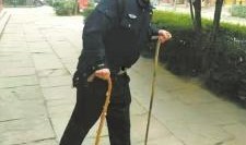 拄着拐棍吃瓜照片,一幕温馨的吃瓜瞬间