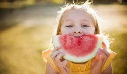 夏日婴儿吃瓜照
