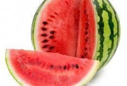 两夫妻在路边吃瓜,夫妻路边共享瓜果时光