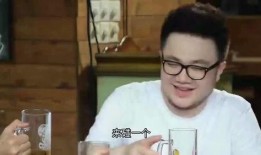 在吃瓜的路人,揭秘街头热辣话题