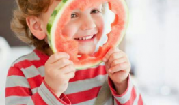 夏日婴儿吃瓜照